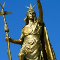 Statue of Manco C&aacute;pac with detailed craftsmanship, representing leadership and divine origin.