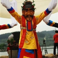 Performer representing Korean demigod Cheoyong